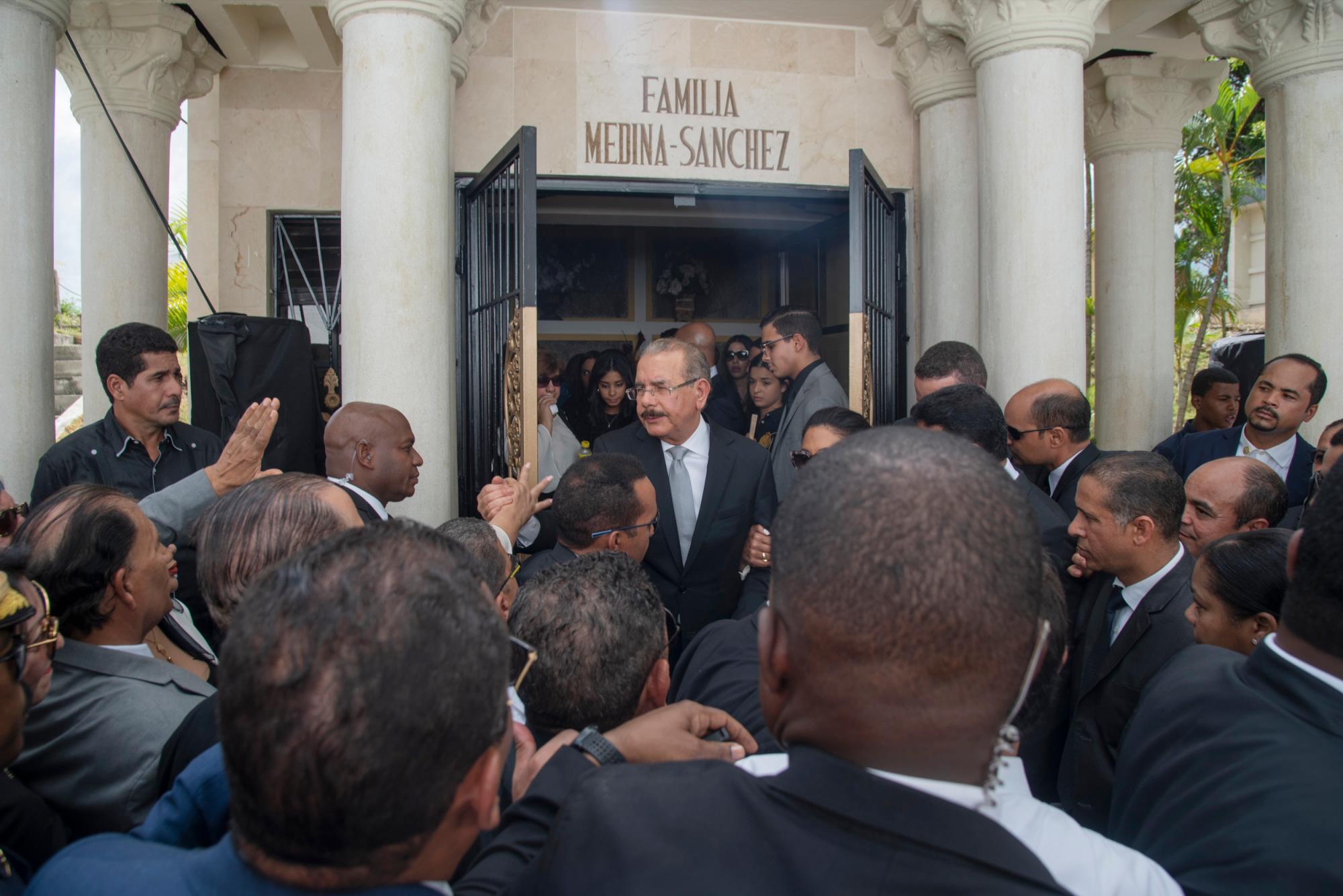 El presidente Danilo Medina despidió a su padre don Juan Pablo Medina, 101 años, al mediodía de este lunes 4 de noviembre en el cementerio Cristo Redentor de Santo Domingo.