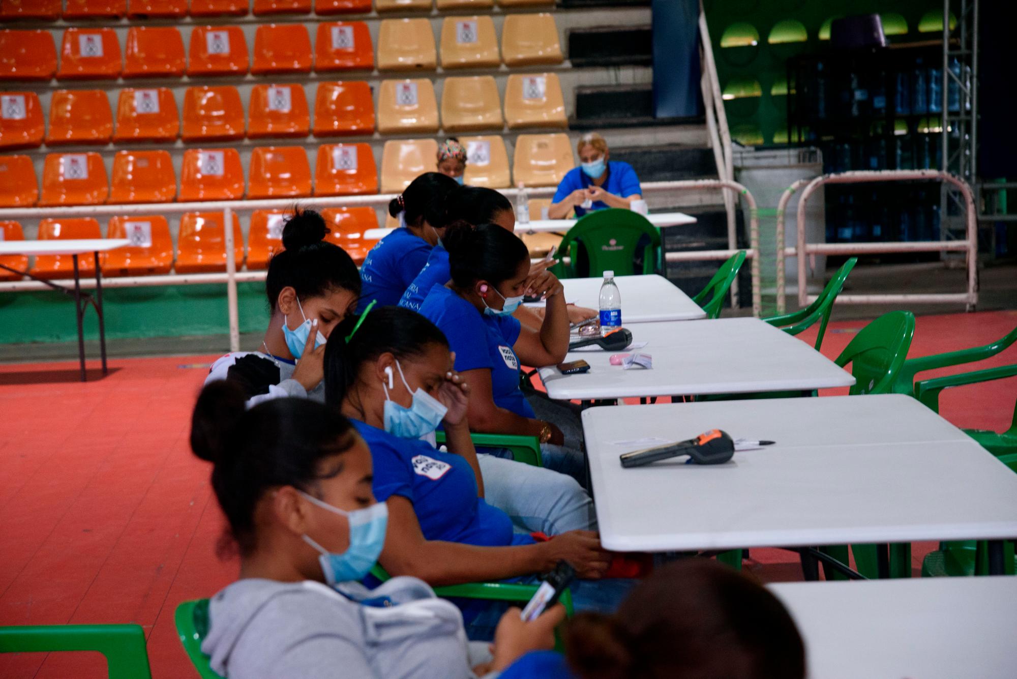 Personal de VacúnateRD en el Centro Olímpico esperando que llegaran ciudadanos para proceder al registro de sus datos.