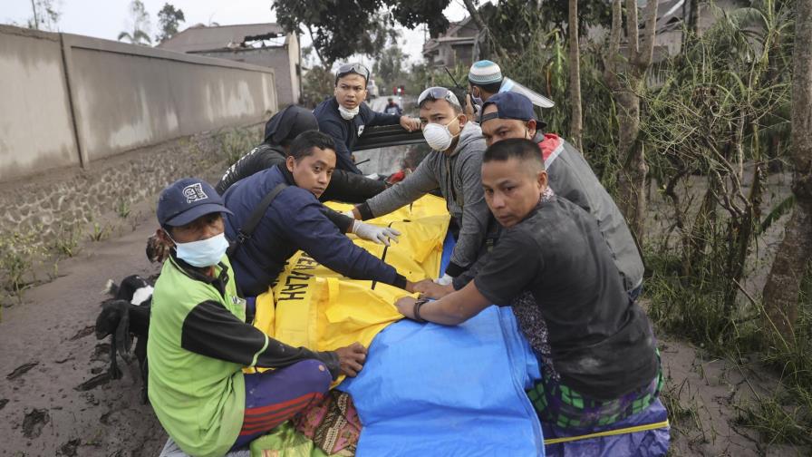 Erupción de volcán en Indonesia deja al menos 14 muertos