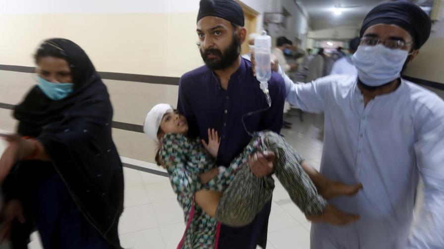 Choca tren con autobús en Pakistán; 20 muertos