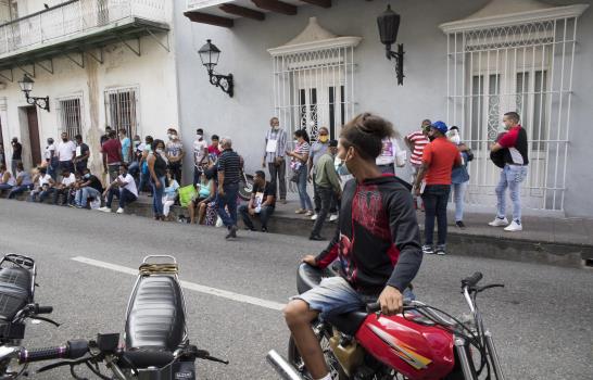 Dominicanos votan para escoger nuevo presidente