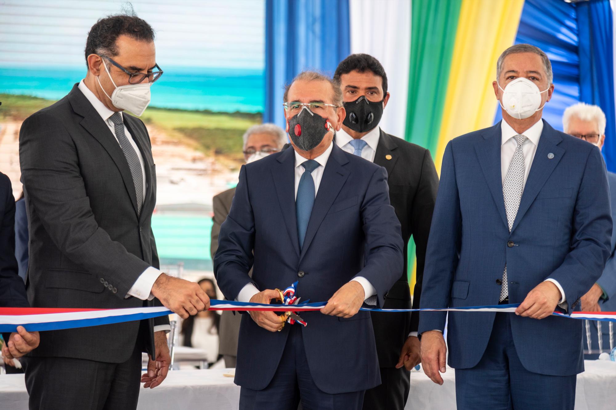 Con el acostumbrado corte de cinta, el presidente Danilo Medina dejó oficialmente inaugurada la Termoeléctrica Punta Catalina. Foto: Pedro Bazil/Diario Libre