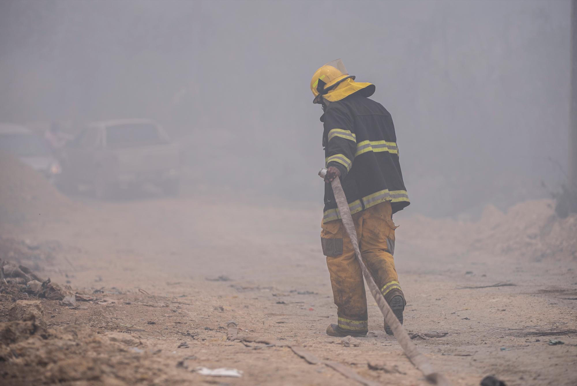 El espesor del humo, en ocasiones, no permite avanzar en los trabajos.