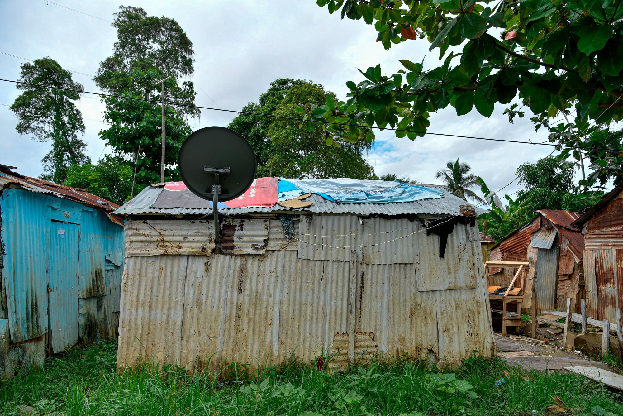 Una casa de la Barquita Sabana Perdida cerca del rio Ozama con una Antena parabólica.
