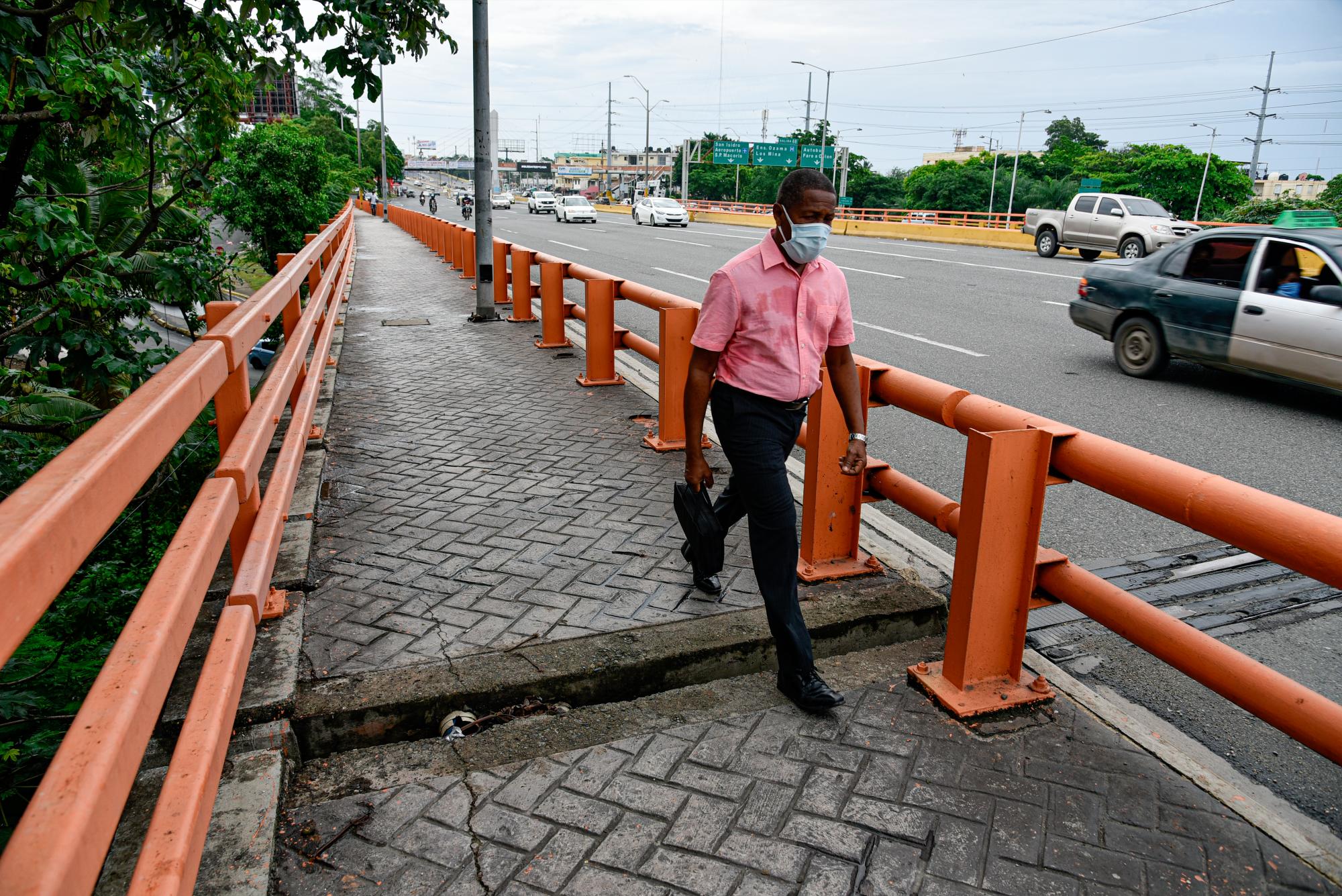 La parte peatonal también es afectada porque fueron sustraídas las partes metálicas.