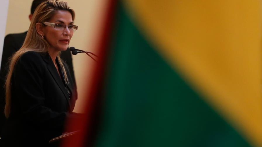 La presidenta interina de Bolivia nombra un gabinete de urgencia