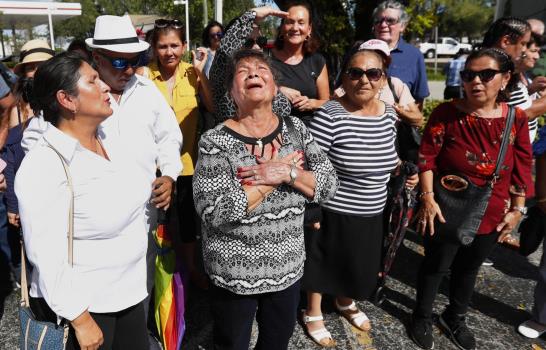 Hijos de José José despiden juntos a su padre en Miami