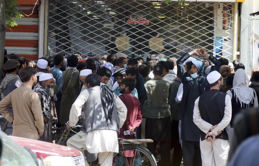Crisis económica afgana empeora; se reducen las evacuaciones