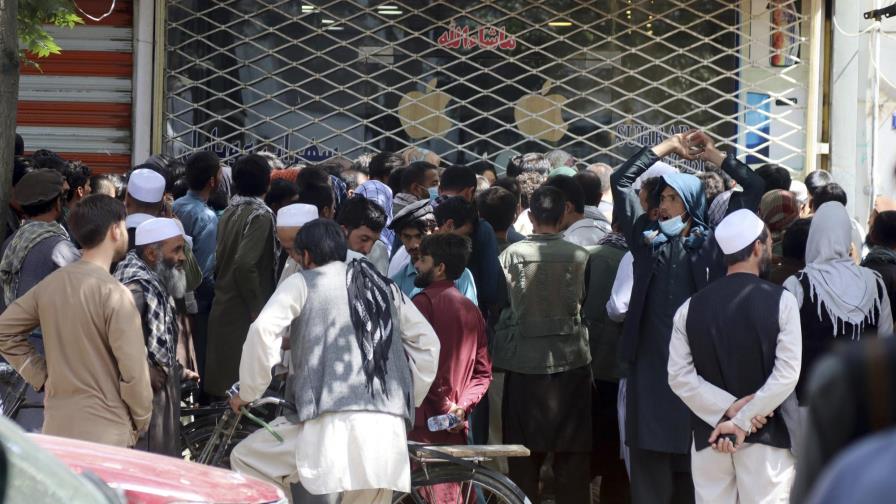 Crisis económica afgana empeora; se reducen las evacuaciones