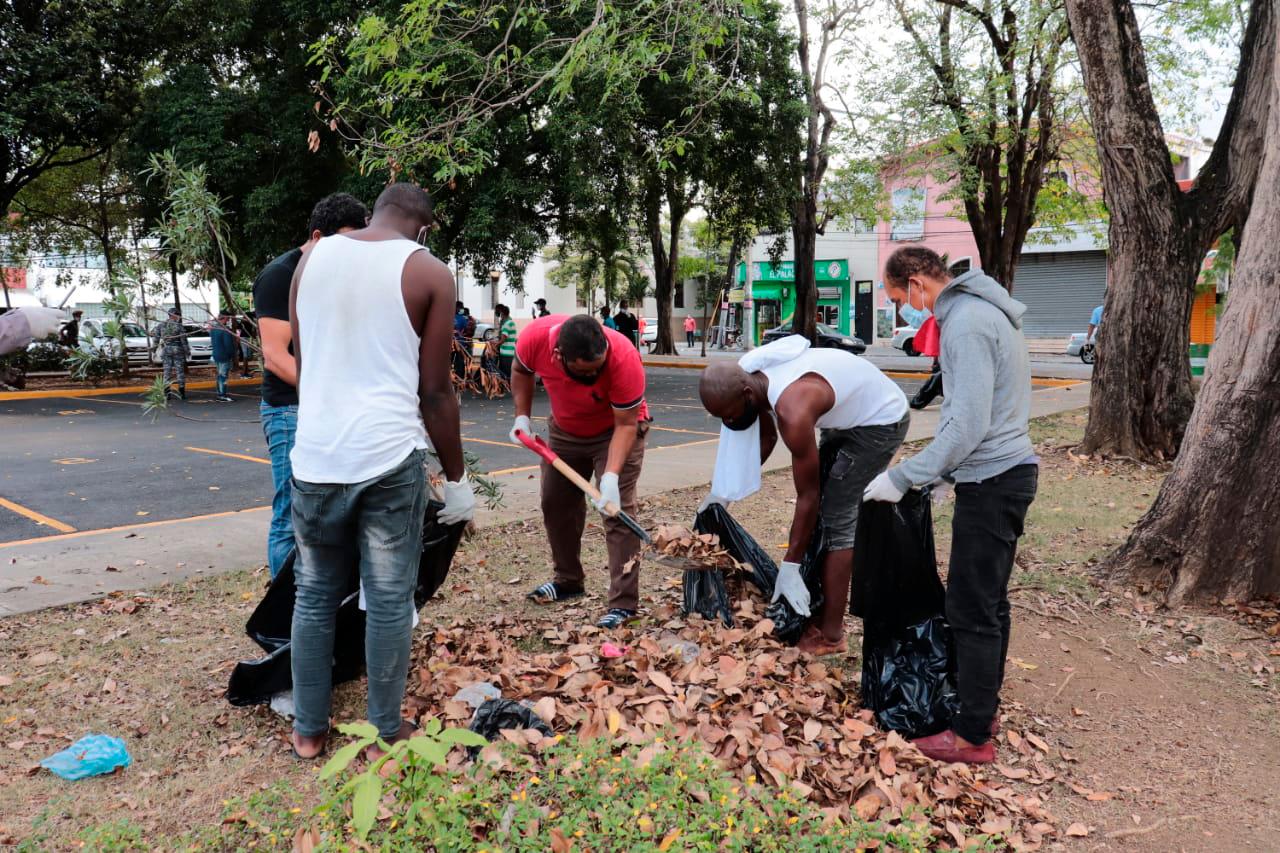 Este grupo de 21 personas que trabajó en la higienización del parque Eugenio María de Hostos, se suma a otras 28 personas que recientemente realizaron labores similares en el Mirador Sur. 