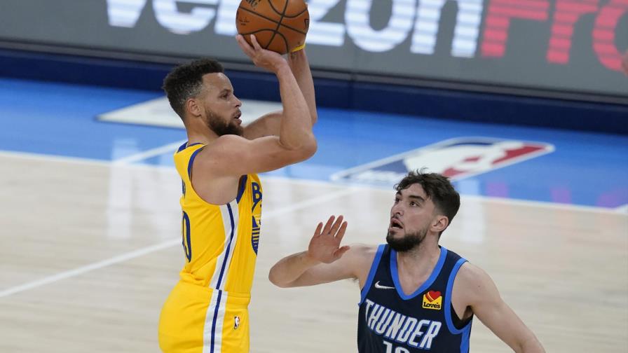 Curry brilla con 42 puntos; Warriors humillan a Thunder
