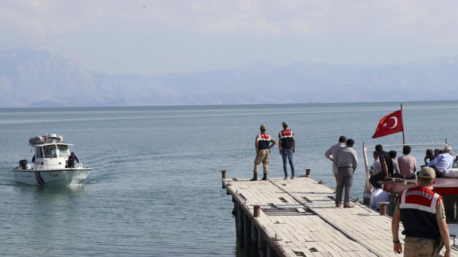 Turquía recupera 2 cuerpos más de un bote de migrantes