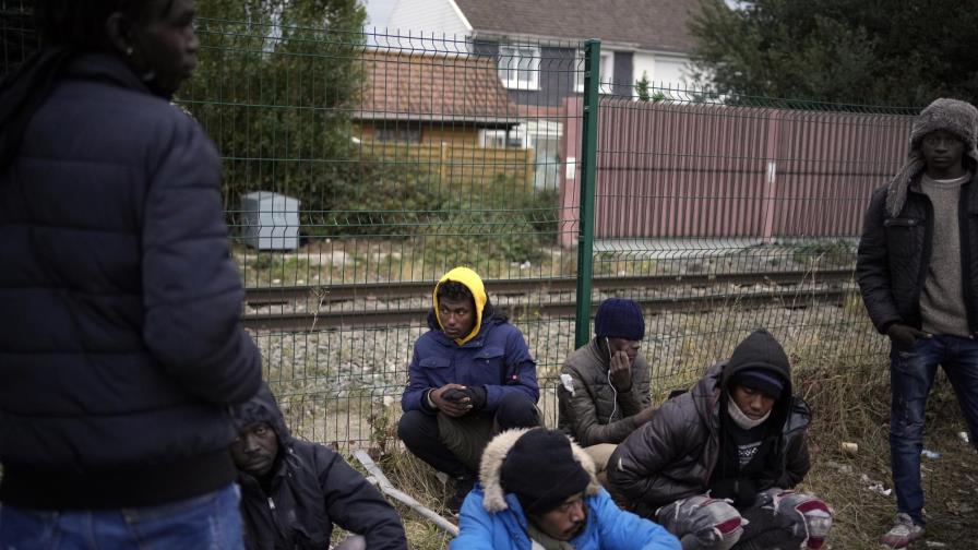 Migrantes saltan en camiones para llegar a Inglaterra