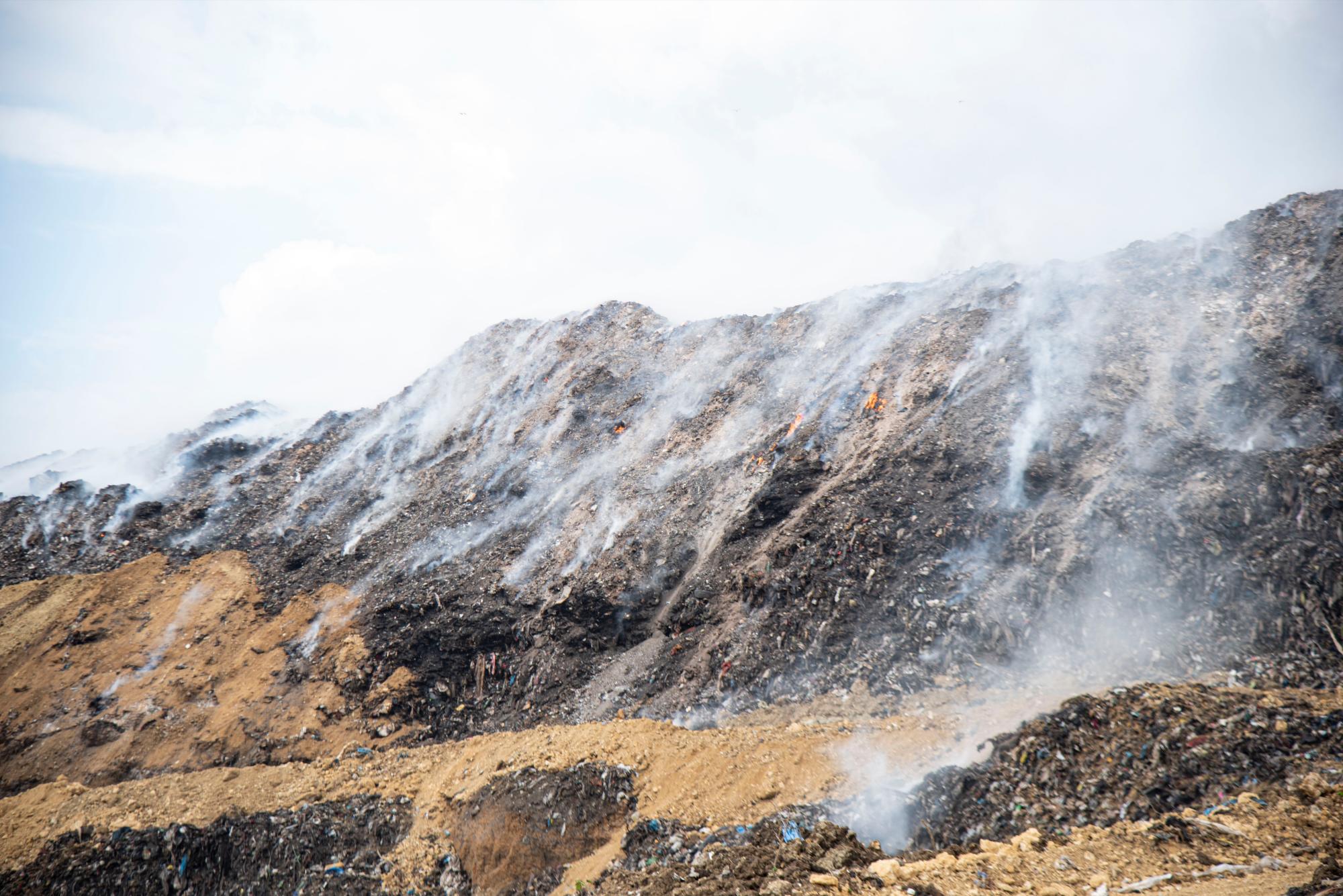 Sigue ardiendo debajo de los escombros en algunas zonas de Duquesa.