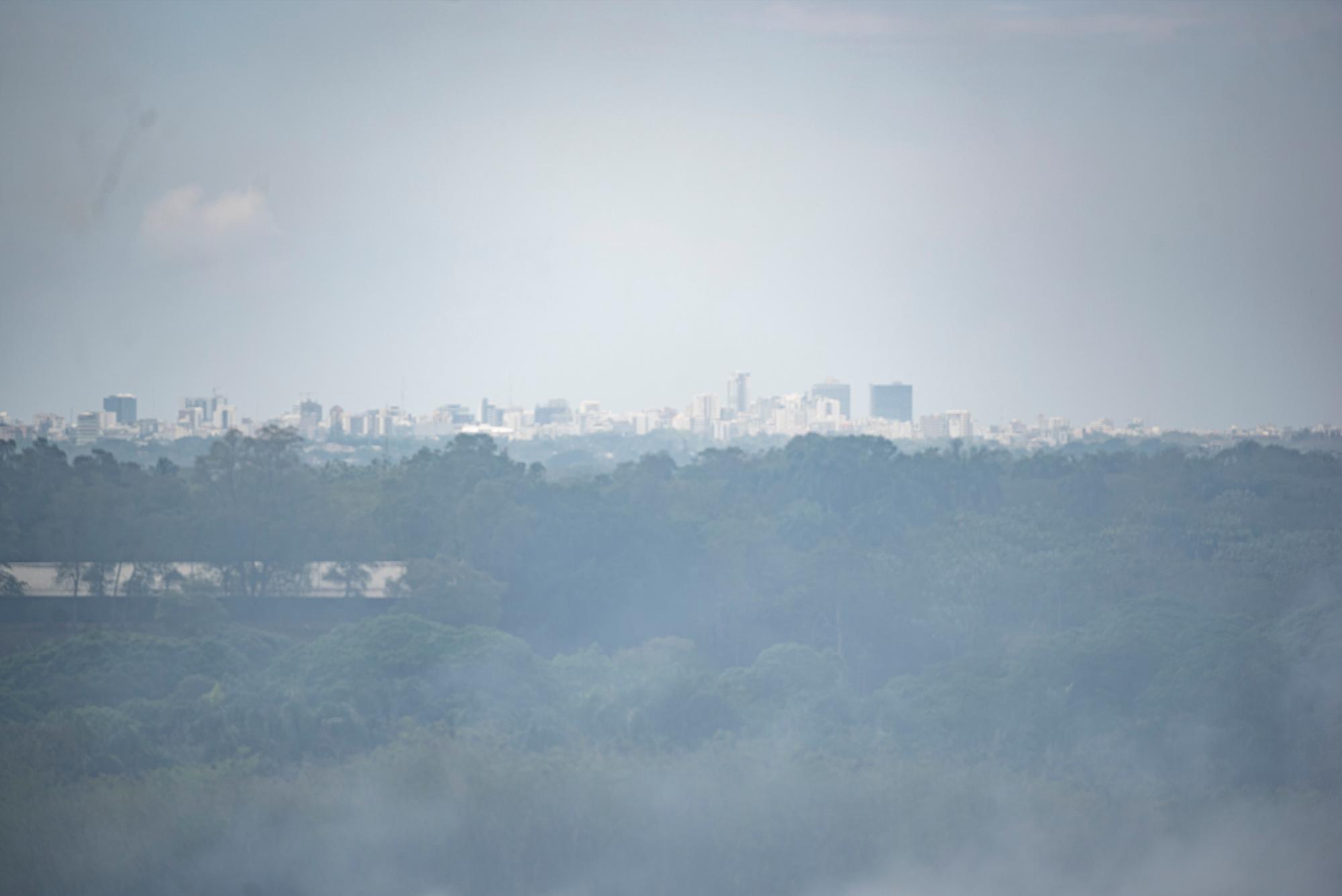 Desde lo más alto del vertedero, se puede observar la ciudad.