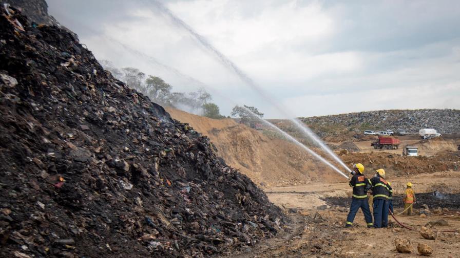 Bomberos de diversos lugares del país se unen contra incendio de Duquesa