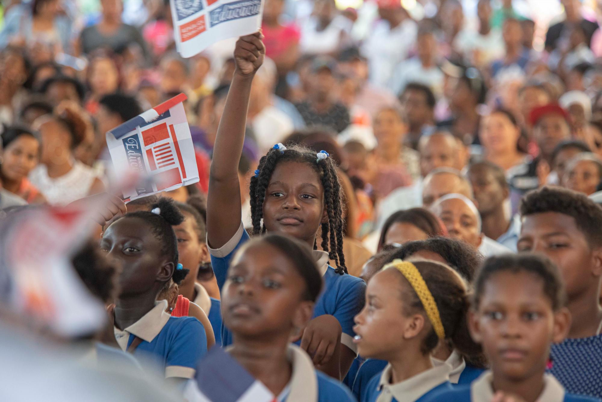 Un grupo de niños asiste a la inauguración de una escuela en los Frailes en la zona Oriental de Santo Domingo