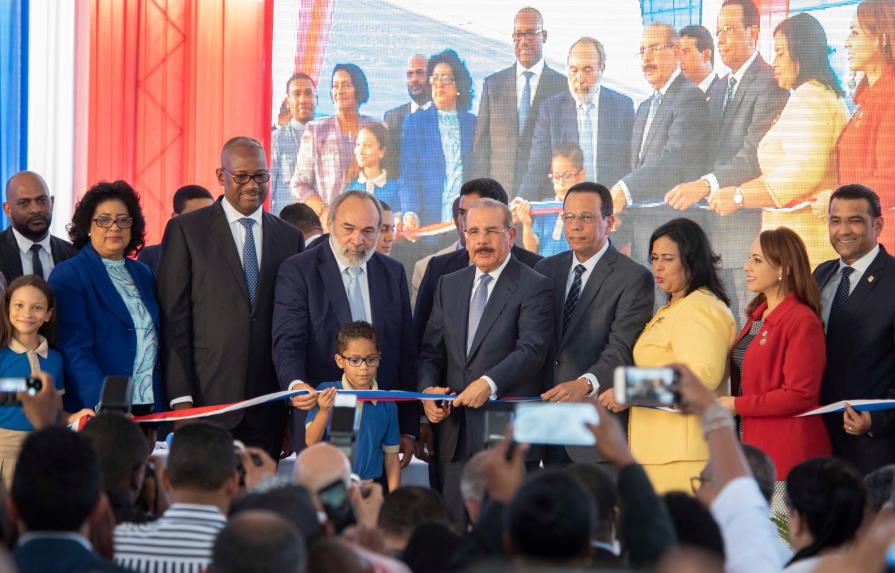 Danilo Medina inaugura escuela en Los Frailes
