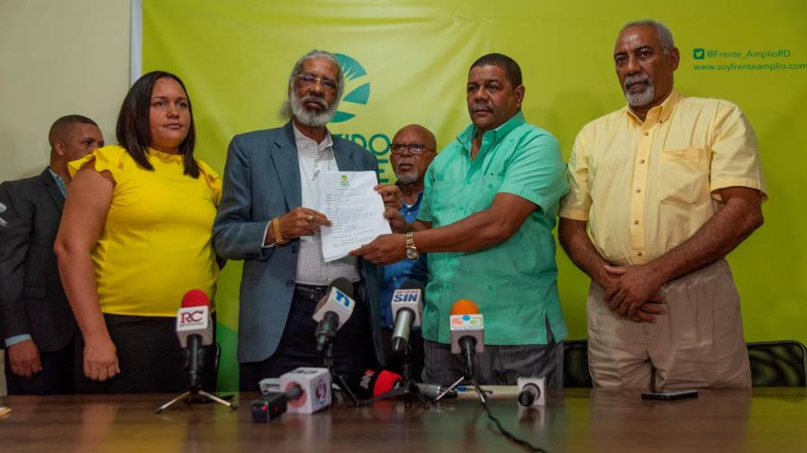 Transportista Juan Hubieres inscribe precandidatura presidencial por el Frente Amplio
Dice viene a combatir males sociales y “mafias” del actual Gobierno