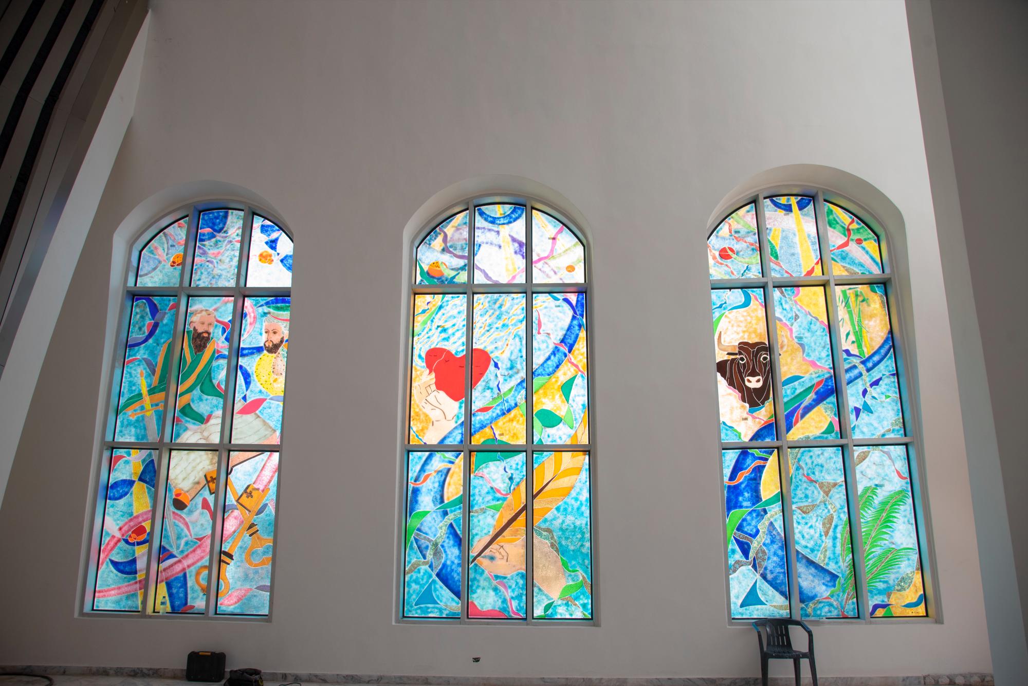 Cada vitral cuenta una historia diferente. 