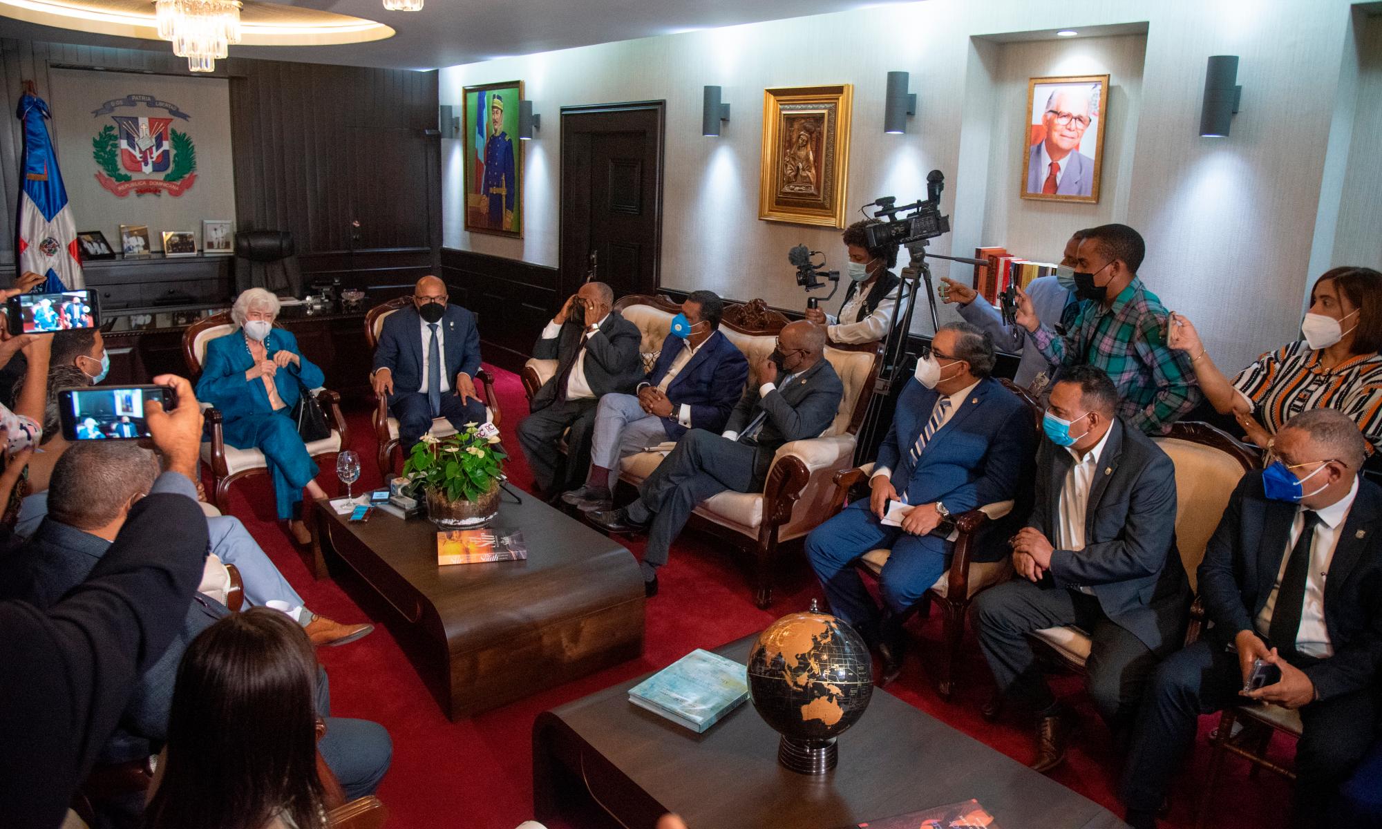 La directora de la Dirección General de Ética e Integridad Gubernamental (Digeig), reunida con los diputados. 