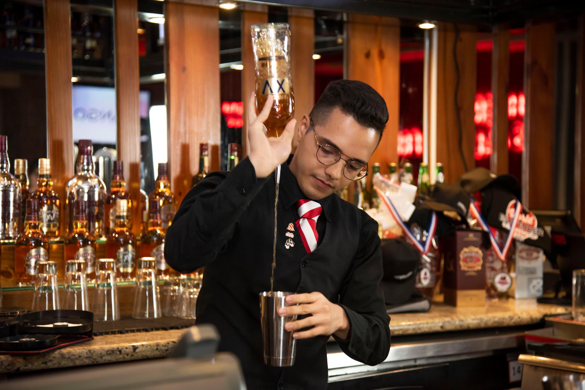 Andrés Márquez haciendo un trago.