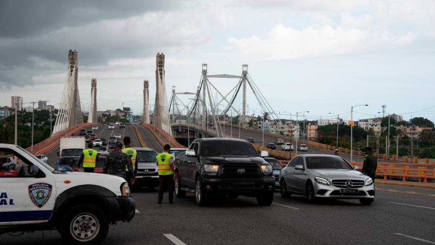 Autoridades apresaron 1,448 personas por violar toque de queda el sábado Autoridades apresaron 1,448 personas por violar toque de queda el sábado