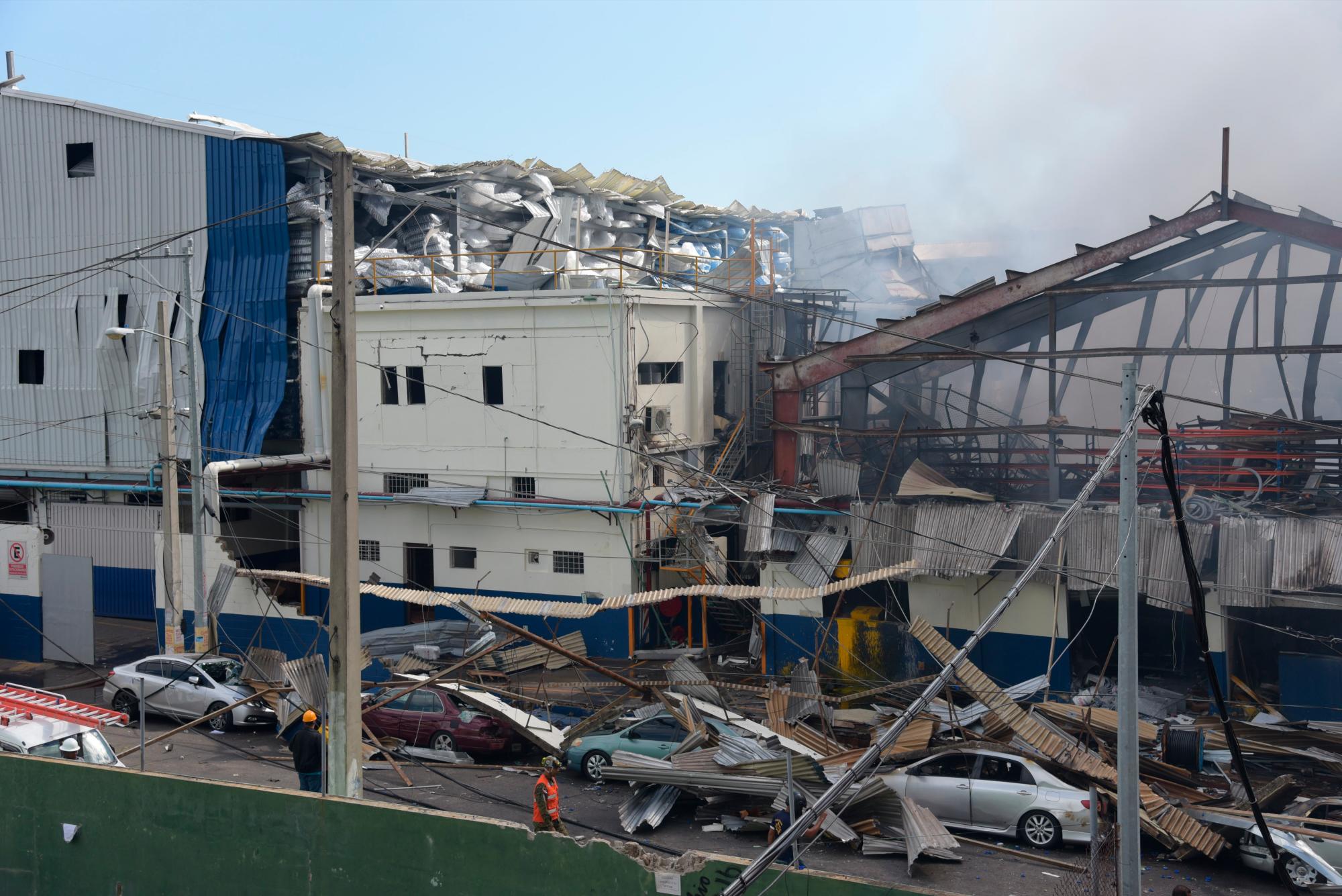 Cinco centros educativos y tres estancias infantiles resultaron afectados por la explosión ocurrida cerca de este mediodía en una fábrica de plásticos en el sector Villas Agrícolas.