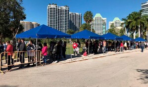Miles de personas hacen fila desde la madrugada en Miami para recibir ayuda