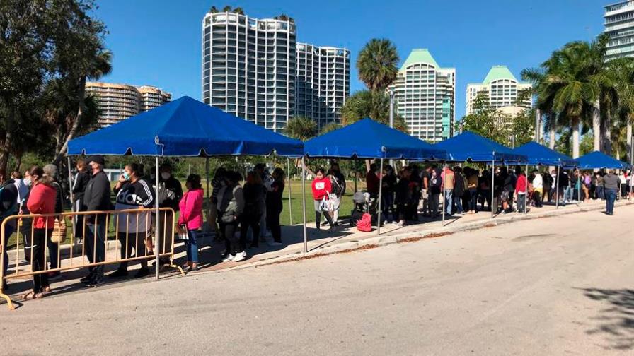 Miles de personas hacen fila desde la madrugada en Miami para recibir ayuda