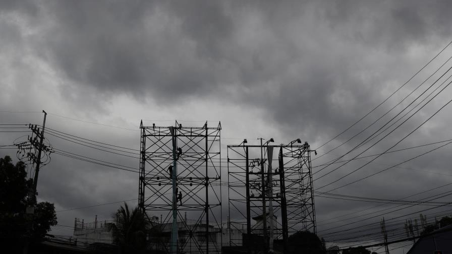 Potente tifón azota Filipinas, ya sacudida por el virus