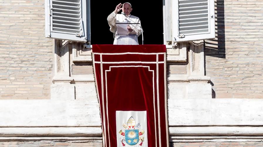 El papa reprende a los niños que usan el móvil mientras comen con la familia El papa reprende a los niños que usan el móvil mientras comen con la familia