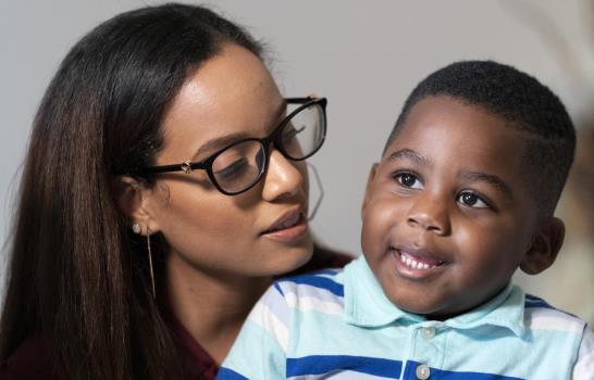 COVID-19 mata a una mujer, hijas adoptan a medio hermanos