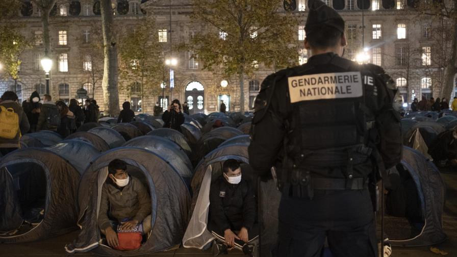 Francia: investigan a policía por desalojar migrantes