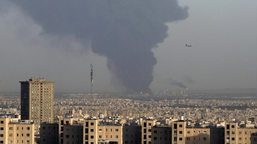 Estalla enorme incendio en importante refinería iraní Estalla enorme incendio en importante refinería iraní