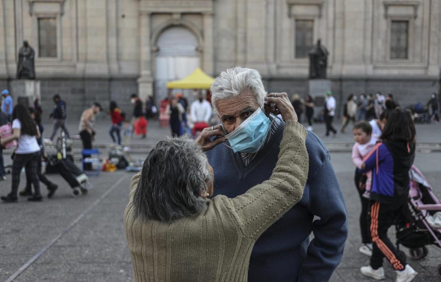 Chilenos y residentes vacunados podrán viajar al extranjero