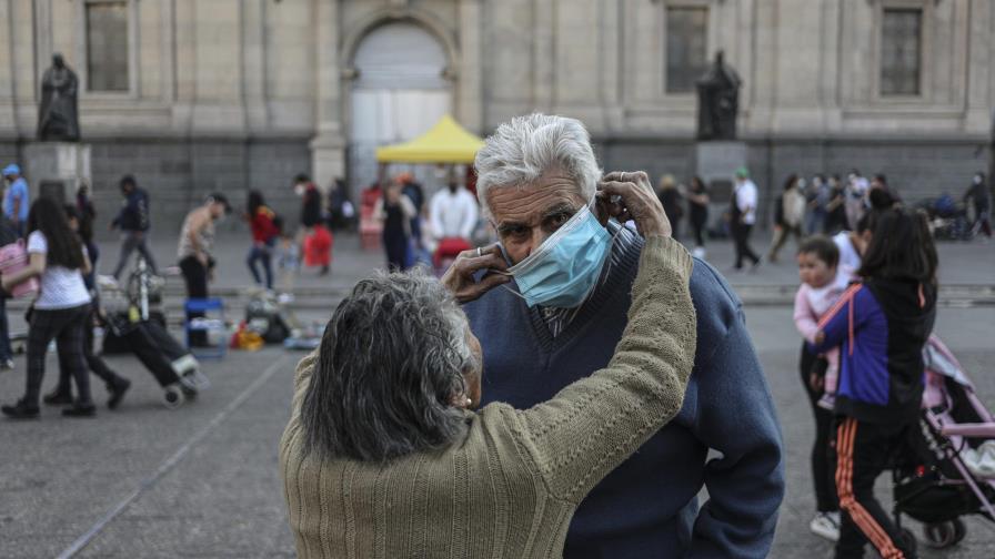 Chilenos y residentes vacunados podrán viajar al extranjero