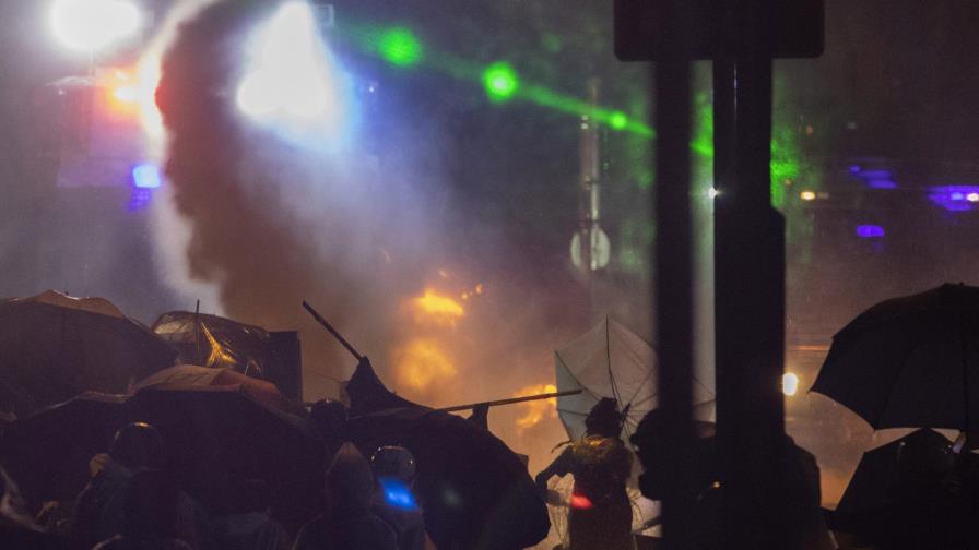 Manifestantes en campus hongkonés intentan evitar el arresto