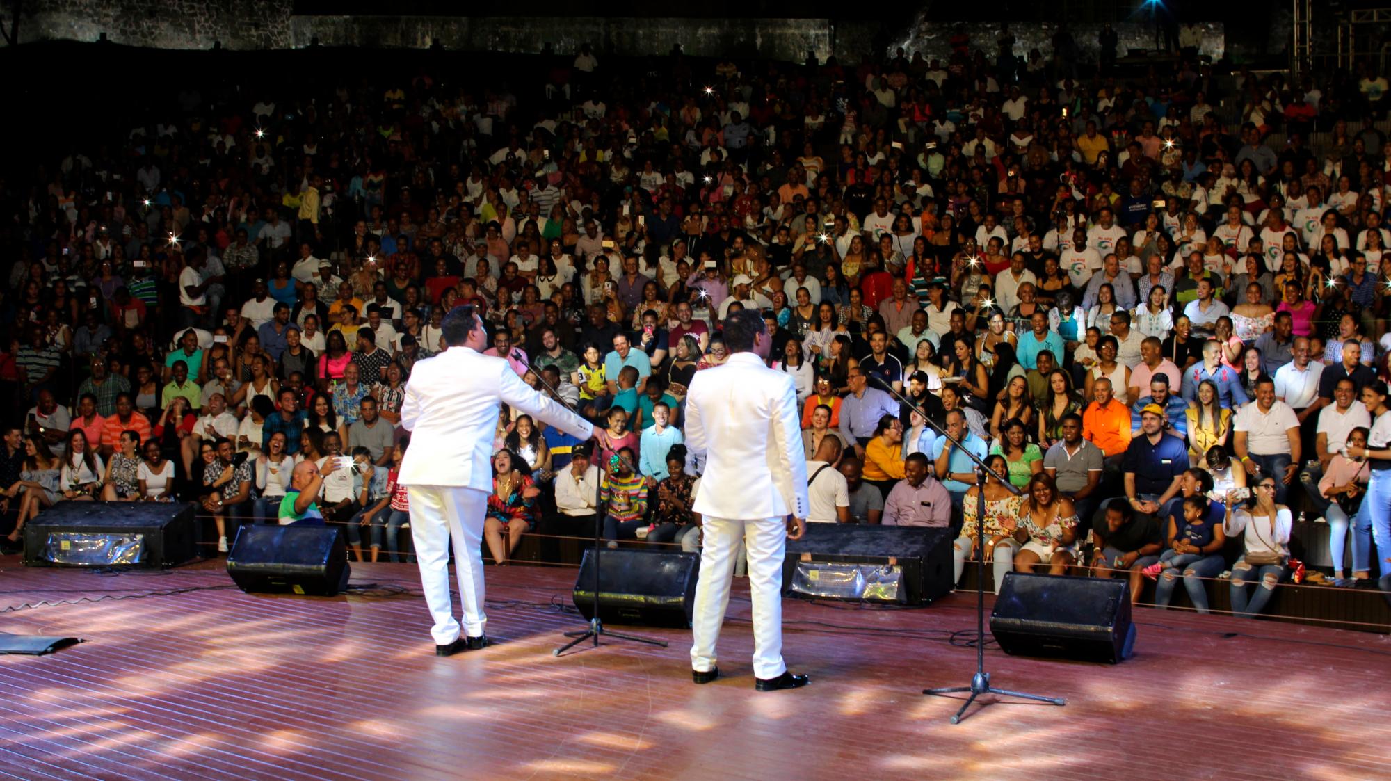 Los humoristas frente al público que acudió a ver su show