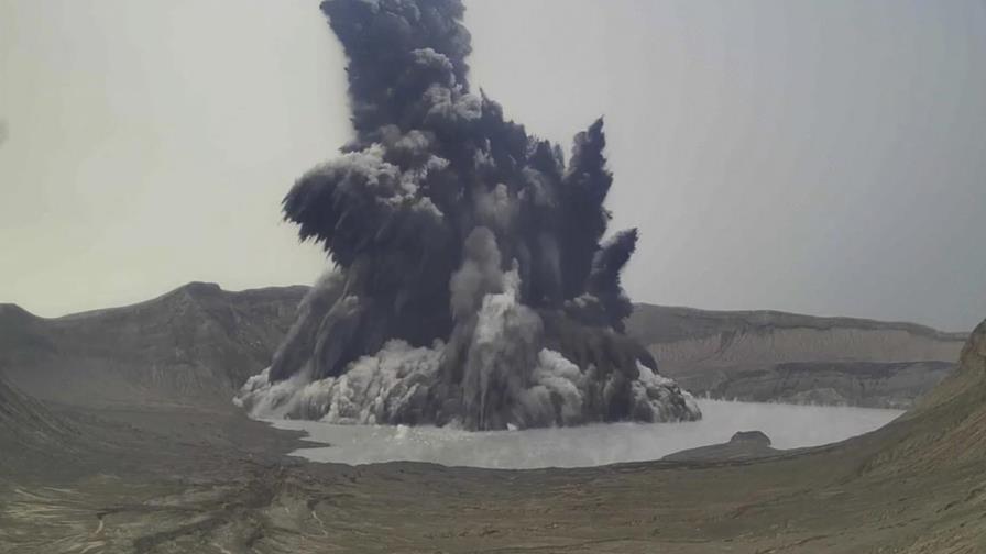 Actividad de volcán obliga a evacuaciones en Filipinas