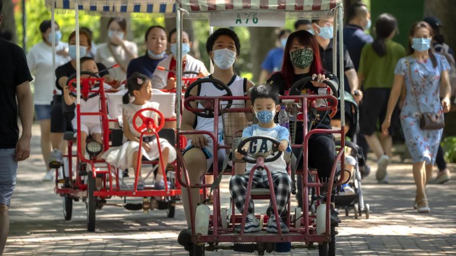 China permitirá ahora a los padres tener tres hijos