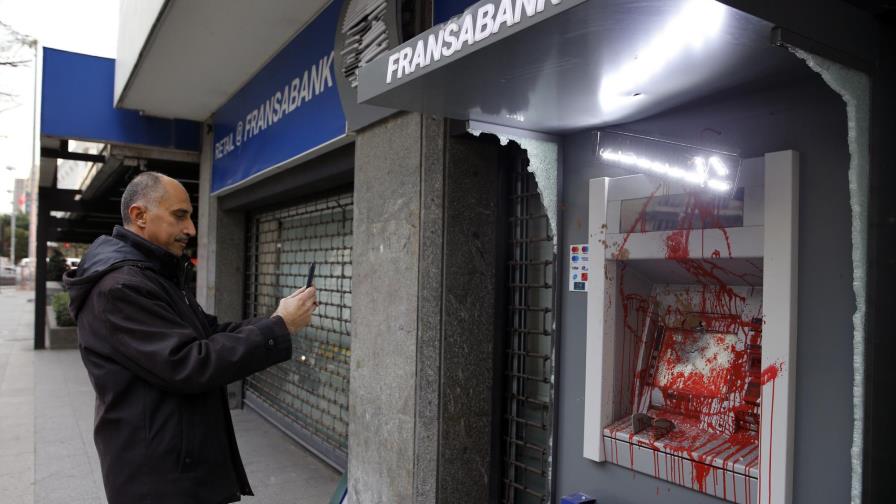 Atacan banco en Líbano en medio de crisis bancaria