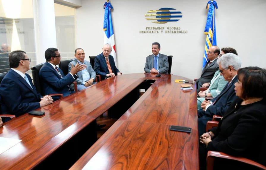 Pleno de la JCE se reúne con el precandidato presidencial Leonel Fernández