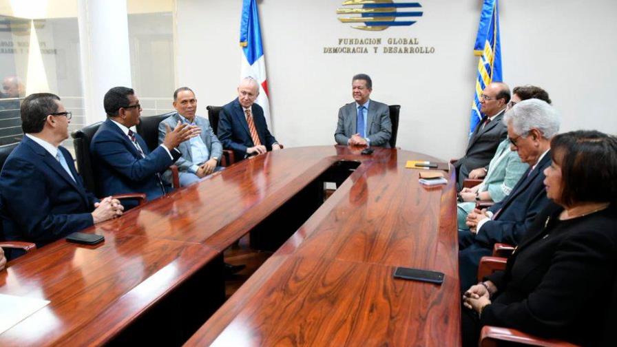 Pleno de la JCE se reúne con el precandidato presidencial Leonel Fernández