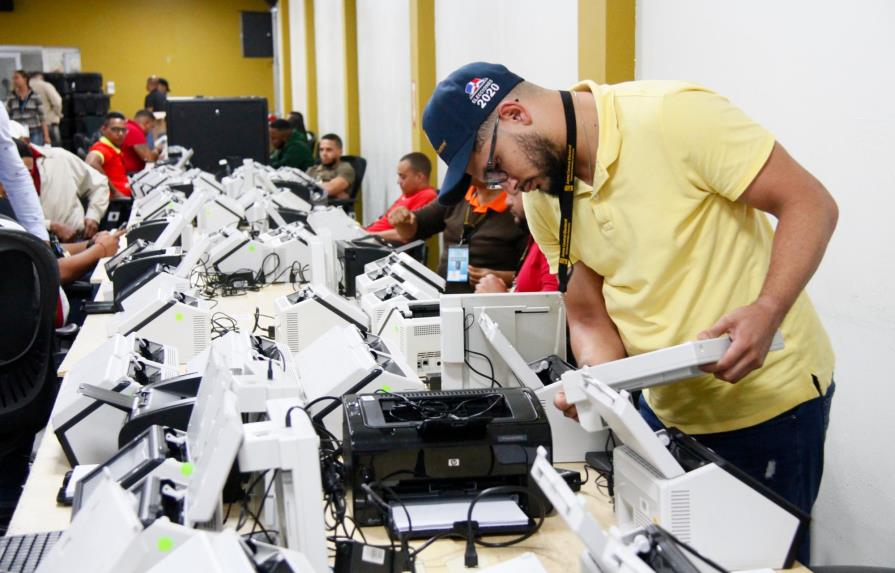 JCE inicia clonado de escáneres que se usarán en elecciones municipales