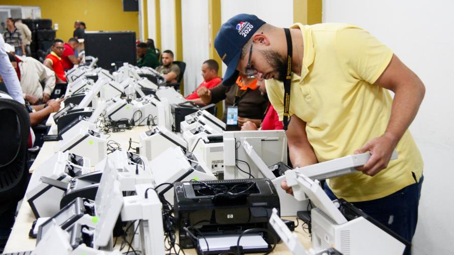 JCE inicia clonado de escáneres que se usarán en elecciones municipales JCE inicia clonado de escáneres que se usarán en elecciones municipales