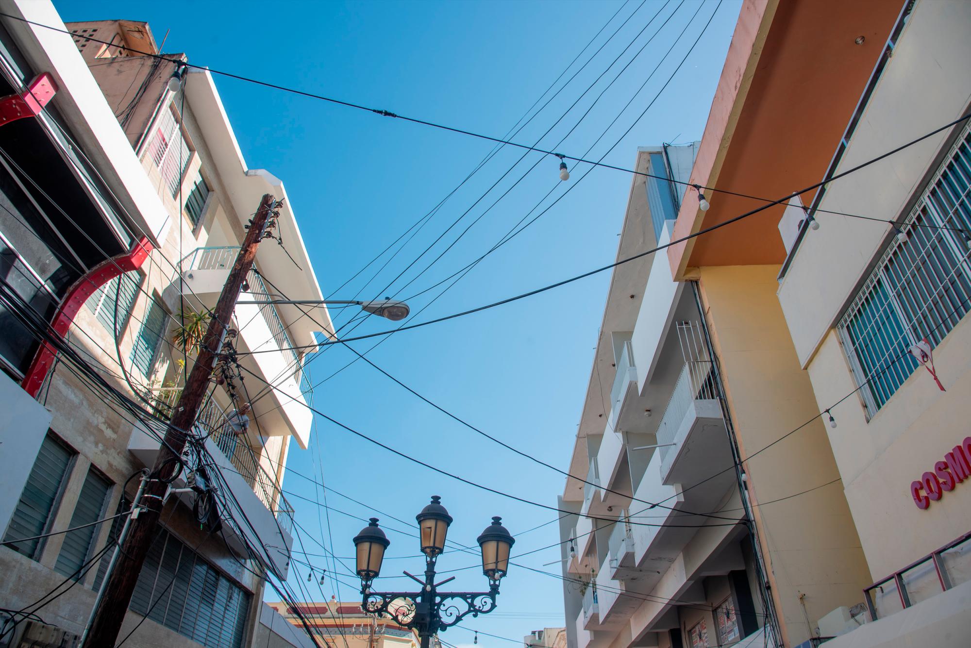 Cables afean la emblemática calle El Conde - Diario Libre