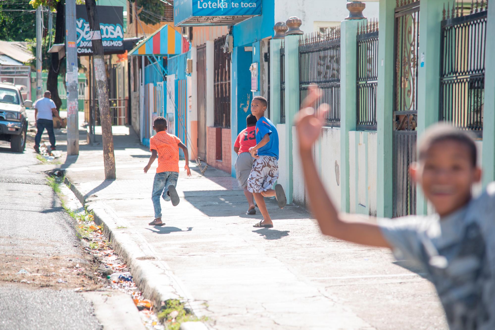 Alguien habló de juguetes en el barrio María Auxiliadora y los niños corren  sin encontrar algo.