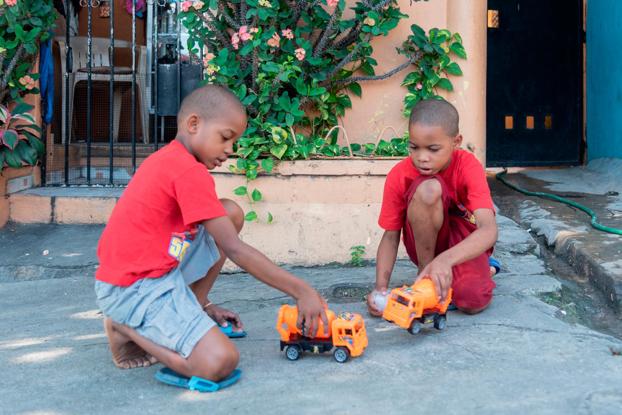 De los pocos niños que fueron vistos jugando frente a sus casas.