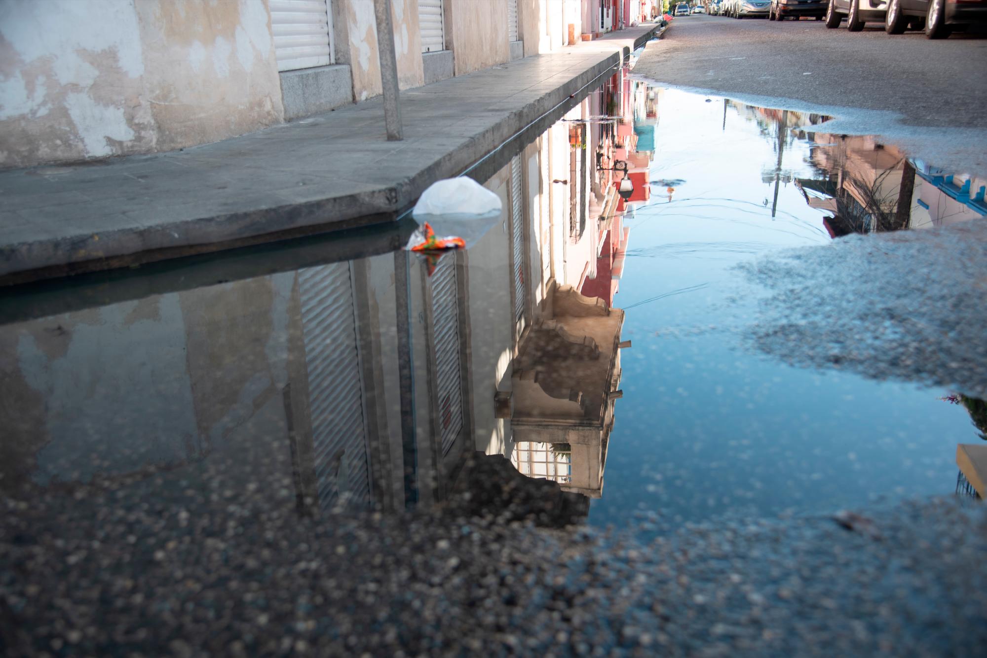 La gente no puede caminar sin mojase los zapatos de agua de sanitario. 